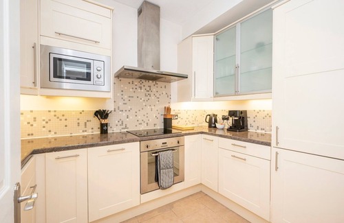 Surrey Docks Apartment | Gated Riverside London SE16 apartment with parking| Pass the Keys