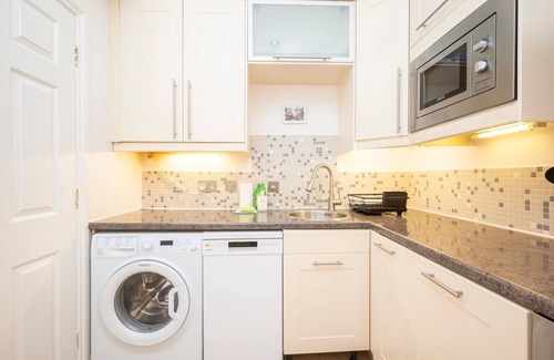 Surrey Docks Apartment | Gated Riverside London SE16 apartment with parking| Pass the Keys