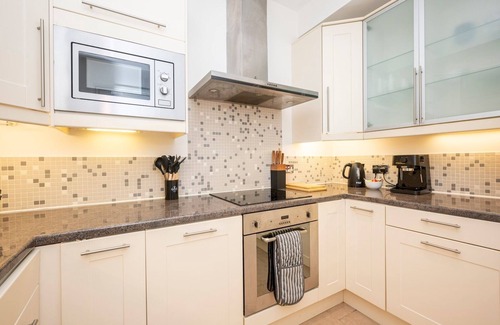 Surrey Docks Apartment | Gated Riverside London SE16 apartment with parking| Pass the Keys