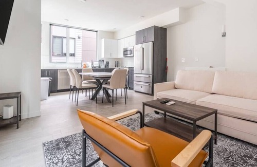 Roosevelt House | Gated Townhome Near Downtown Seattle (Green Lake)