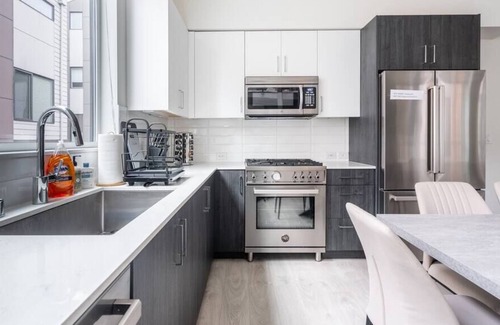 Roosevelt House | Gated Townhome Near Downtown Seattle (Green Lake)