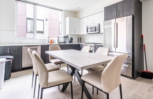 Roosevelt House | Gated Townhome Near Downtown Seattle (Green Lake)