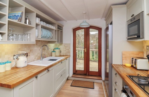 Bilbrook Cottage | GATEKEEPER'S COTTAGE, pet friendly, with hot tub in Roadwater