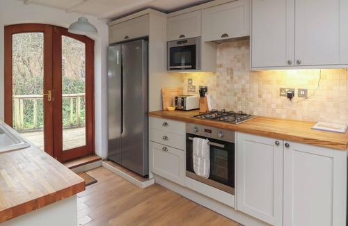 Bilbrook Cottage | GATEKEEPER'S COTTAGE, pet friendly, with hot tub in Roadwater