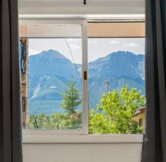 Harvie Heights House | Gateway Suites Rocky Mountains Private Double room close to Banff