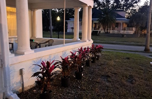 Fort Myers House | Gather friends and family in this historical home.