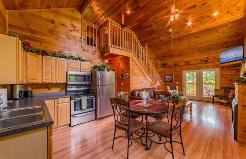 Sevierville Cabin | Gatlinburg/Pigeon Forge Area Secluded, Luxury Cabin, Hot Tub,Fireplace, King Bed