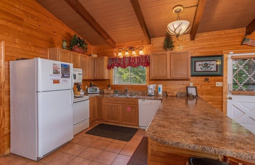 Chalet Village Cottage | Gatlinburg*Resort*Seasonal Pool*Wifi*Pool Table*Hot Tub