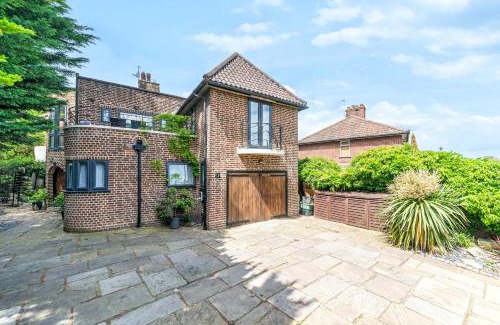 Mottingham and Chislehurst North Villa | Gatsby Villa with large garden and fancy hot tub