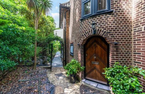 Mottingham and Chislehurst North Villa | Gatsby Villa with large garden and fancy hot tub