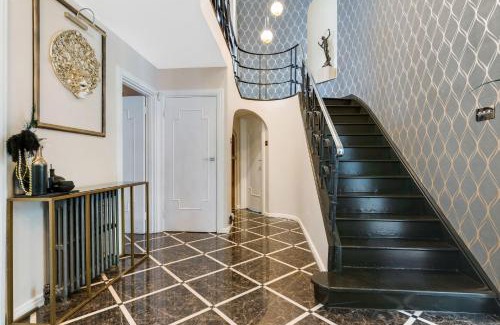 Mottingham and Chislehurst North Villa | Gatsby Villa with large garden and fancy hot tub