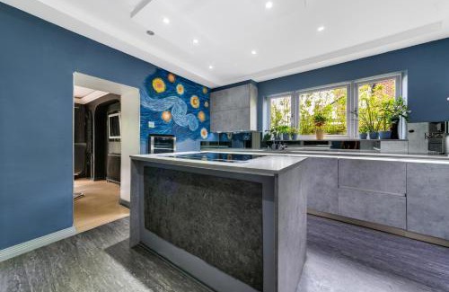Mottingham and Chislehurst North Villa | Gatsby Villa with large garden and fancy hot tub