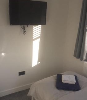 Southgate Hotel | Gatwick Guest House - Short & Long Stay, Airport Parking, Airport Shuttle, Early & Late Check In - 49, RH11 8QX