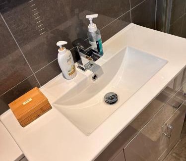 Southgate Hotel | Gatwick Guest House - Short & Long Stay, Airport Parking, Airport Shuttle, Early & Late Check In - 49, RH11 8QX