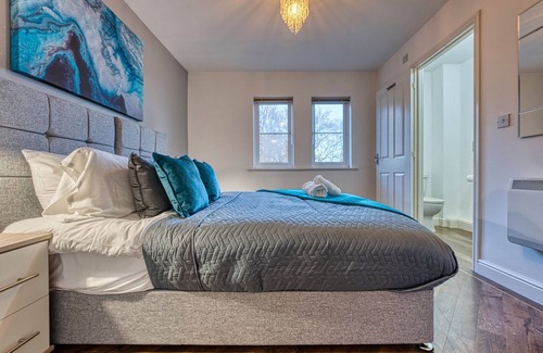 Sutton Coldfield Apartment | Blue Cedar 2 Bed, 2 Bath Apt with Parking - Modern apartment in Birmingham