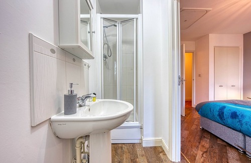 Sutton Coldfield Apartment | Blue Cedar 2 Bed, 2 Bath Apt with Parking - Modern apartment in Birmingham