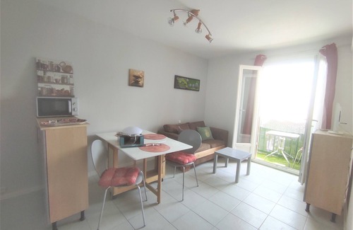 Perpignan Apartment | Gd T2, mountain and sea view, near shops, free parking, bus