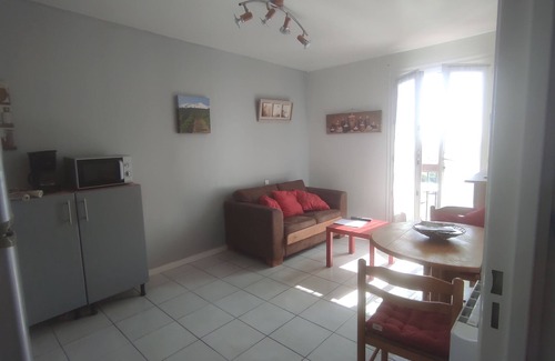 Perpignan Apartment | Gd T2, mountain and sea view, near shops, free parking, bus