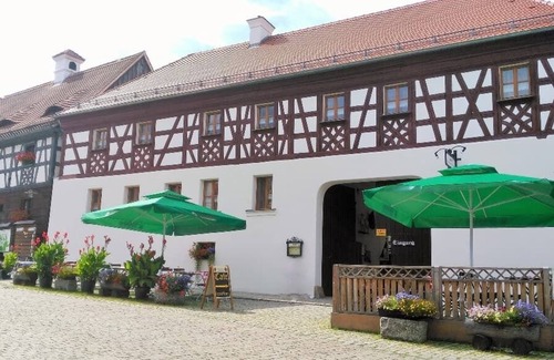 Neualbenreuth Apartment | Gemütlich eingerichtete FeWo mit Blick über den Marktplatz