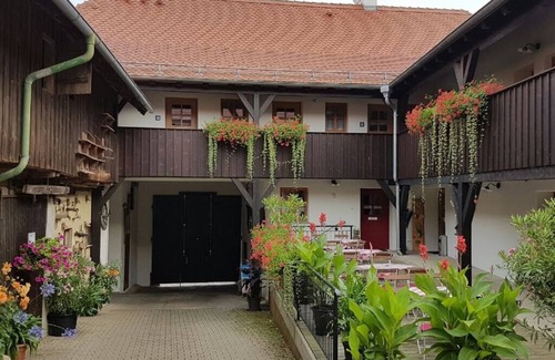 Neualbenreuth Apartment | Gemütlich eingerichtete FeWo mit Blick über den Marktplatz