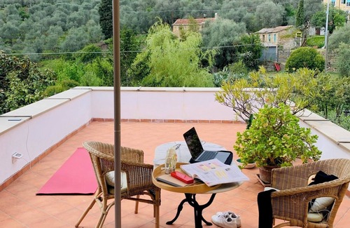 Prela Apartment | Gemütliche Dorfwohnung mit Terrasse und Ausblick auf Gärten und Olivenhaine