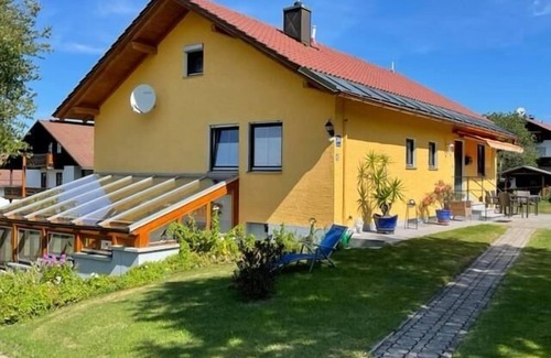 Neuschoenau Apartment | Gemütliche Ferienwohnung für bis zu Fünf Personen mit Gartenzugang