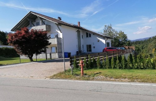 Lehen Apartment | Gemütliche Ferienwohnung mit eigenem Balkon und kostenfreier Gästekarte aus dem GUTI-System