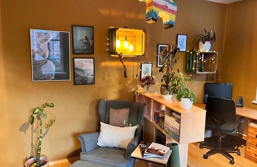 Loebtau Apartment | Gemütliche Oase - TV, Beamer, Küche für 4 Personen
