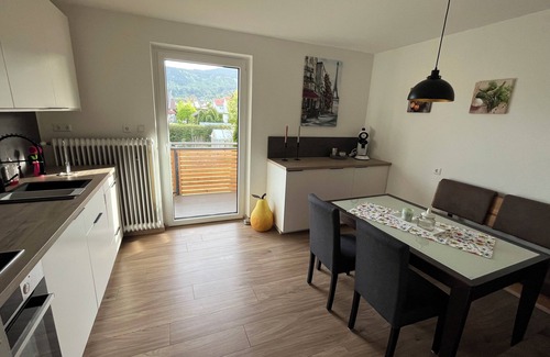 Villach Apartment | Gemütliche, Voll Ausgestattete Ferienwohnung mit Balkon und Blick auf die Berge