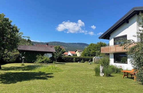 Villach Apartment | Gemütliche, Voll Ausgestattete Ferienwohnung mit Balkon und Blick auf die Berge