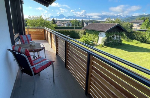 Villach Apartment | Gemütliche, Voll Ausgestattete Ferienwohnung mit Balkon und Blick auf die Berge