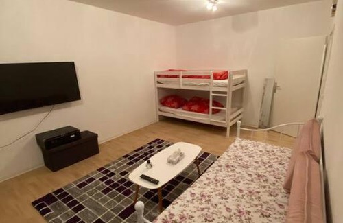 Marzahn Apartment | Gemütliche Wohnung mit Smart-TV und großem Balkon