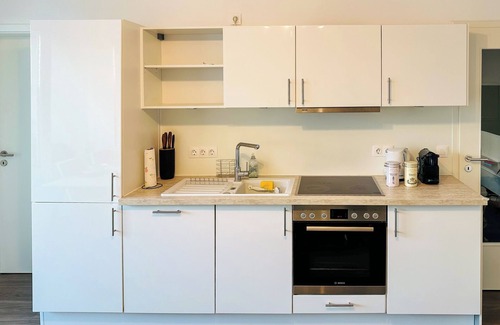 Munchen District Apartment | Gemütliches 4 Zi. Apartment mit Parkplatz, Balkon und Workspace