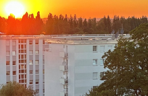 Munchen District Apartment | Gemütliches 4 Zi. Apartment mit Parkplatz, Balkon und Workspace