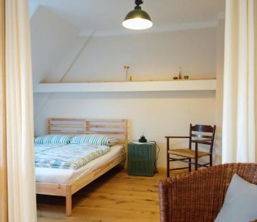 Sterley Apartment | Gemütliches Schwalbennest, Resthof, Dachterrasse in Schaalseenähe