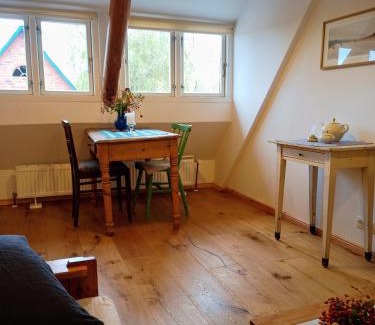 Sterley Apartment | Gemütliches Schwalbennest, Resthof, Dachterrasse in Schaalseenähe