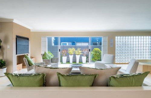 West Beach House | Gem with indoor jacuzzi