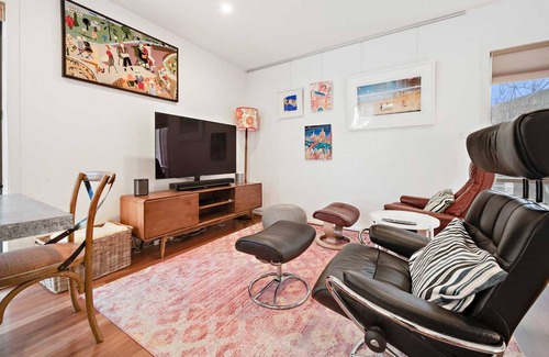 Watson House | Generous 2-Bed Townhouse near Showground