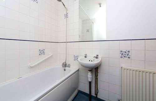 Kensington Apartment | Generous Studio Apartment in Kensington