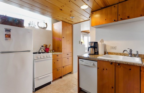 Country Club Estates House | Geneva Lakefront at Glenwood Springs |Stunning Views |Pier Access |Private Boat Slip |Monthly Stays