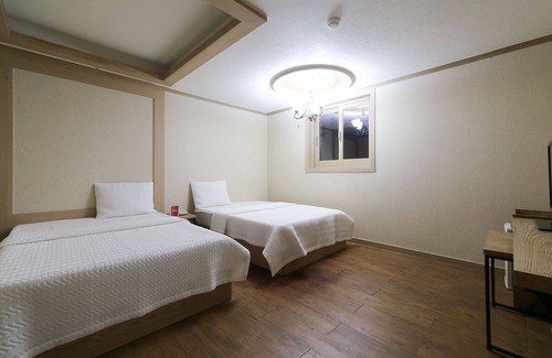 Songpo-ri Hotel | Geojedo Sadeung Khan