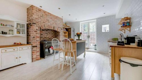 Georgian Quarter House | Georgian Residence - Sleeps 8, 4BR plus Parking