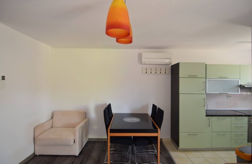 Liznjan House | Geräumiges Ferienhaus mit Großer Überdachter Terrasse. Ideal für Große Familien