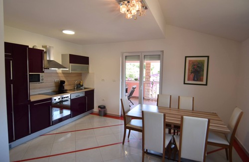 Liznjan House | Geräumiges Ferienhaus mit Großer Überdachter Terrasse. Ideal für Große Familien