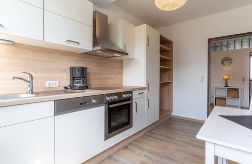 Tating Apartment | Geschmackvolle und Moderne 2- Zimmerwohnung mit Balkon für 4 Personen