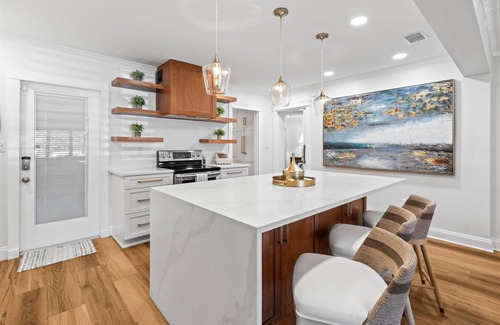 St. Petersburg - Clearwater House | Get 25% Off Rent 30+ Nights |Sea Glass Inn - Stylish Home with Covered Patio and Gameroom in St Pete