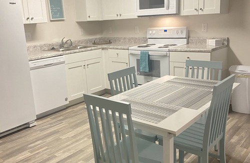 Sunset Beach Cottage | Get Comfy and Stay Awhile -Sunset Cottage- 5 min from Golfing!