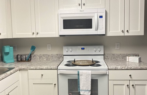 Sunset Beach Cottage | Get Comfy and Stay Awhile -Sunset Cottage- 5 min from Golfing!