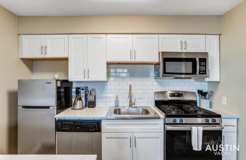 Hancock Apartment | Get Comfy Memory Foam Beds and Tub in Central ATX