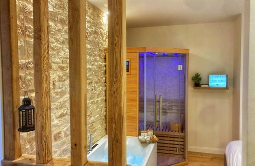 Chartres Apartment | Getaway at Le Petit Paris - Cocoon & Spa & Sauna